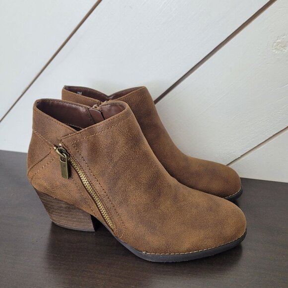 NEW Bella-Vita Bobbi Womens 7M Tan Ankle Booties Zipper & Stacked Heel/ 7CT - Picture 1 of 9